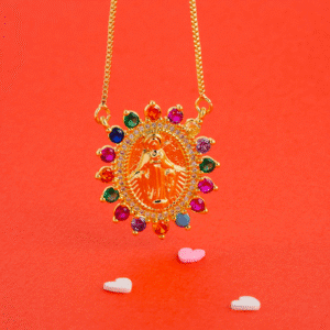 Con este collar vos portás una medalla ovalada con la imagen de la Virgen de Guadalupe, rodeada por cristales multicolor en forma de gota que captan la luz. Es liviano, hipoalergénico y resistente, ideal pa’ llevar tu fe con un toque de color y sofisticación. Descubrí vos cómo este amuleto eleva tu estilo con pura devoción y alegría.