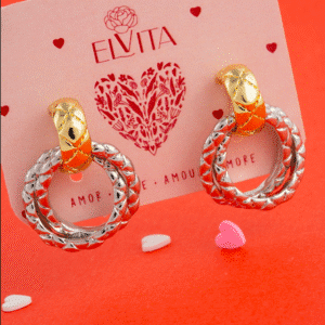 Con estos aretes vos llevás un huggie en oro laminado rematado con dos aros entrelazados en plata y oro, ambos con superficie facetada que atrapa la luz. Son livianos, hipoalergénicos y resistentes, perfectos pa’ sumar un aire moderno y versátil a tu estilo diario o en ocasiones especiales. Descubrí vos cómo este diseño bicolor realza tu look con pura sofisticación.