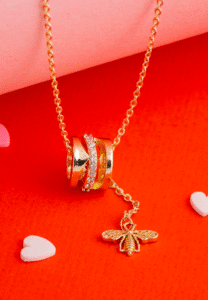 Con este collar vos llevás tres aros deslizables en oro laminado —uno liso, otro pavé de cristales y otro esmaltado en amarillo— rematados con un colgante de abeja que se mece con cada movimiento. Es liviano, hipoalergénico y resistente, perfecto pa’ sumar un toque coqueto y sofisticado a tu look diario o en ocasiones especiales. Descubrí vos cómo este diseño aporta elegancia y buena vibra en un solo detalle.