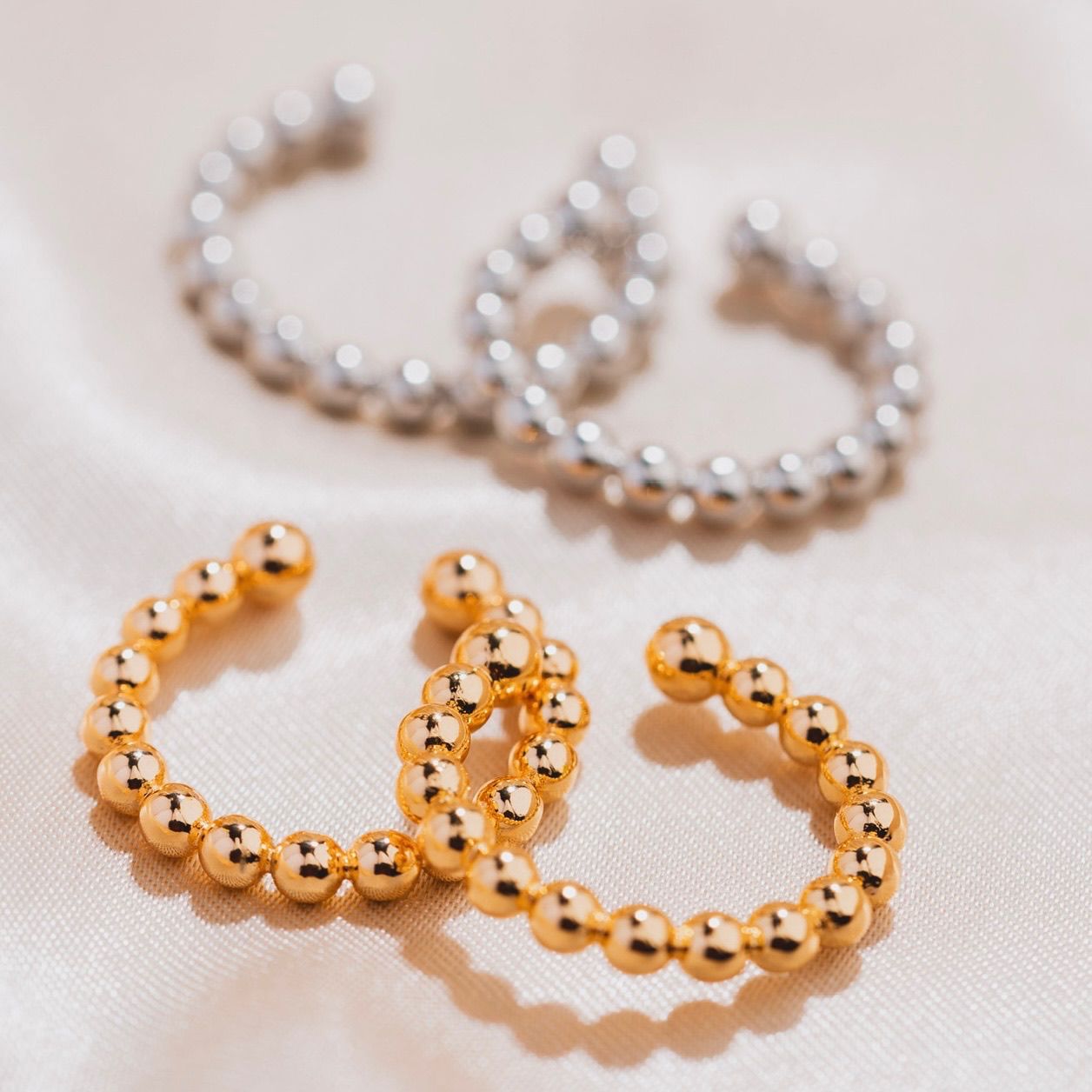 Earcuff de pelotitas