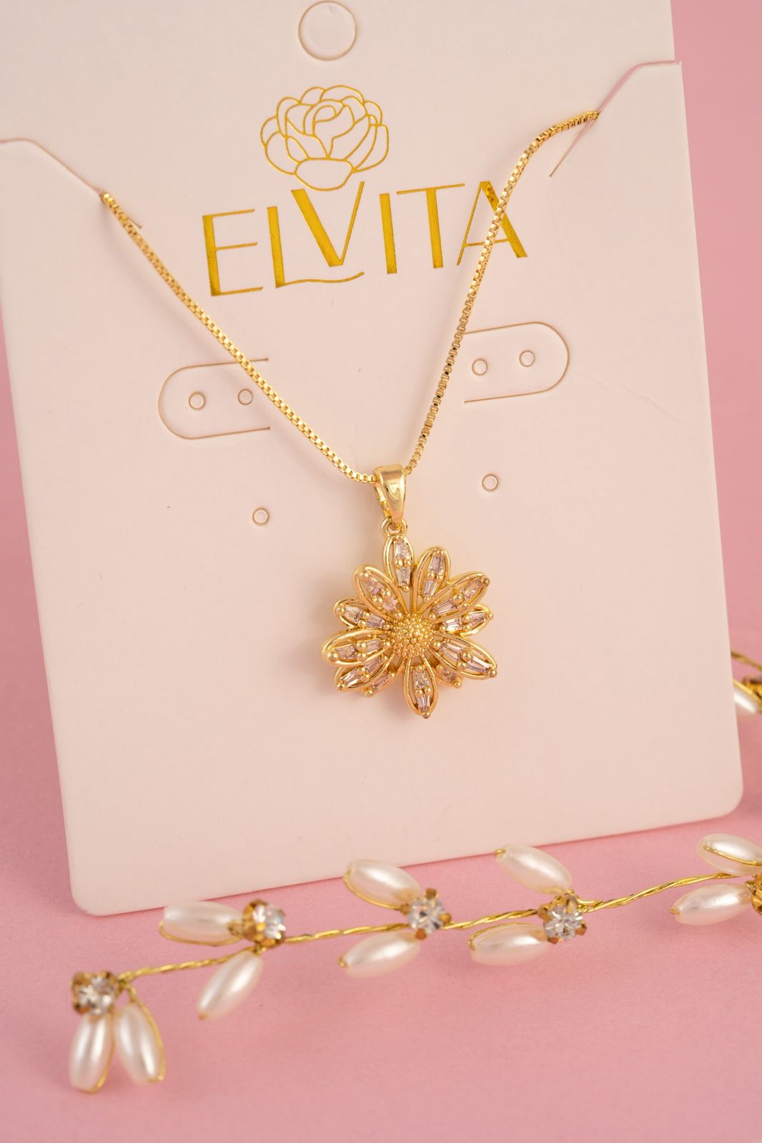 Collar de flor dorada