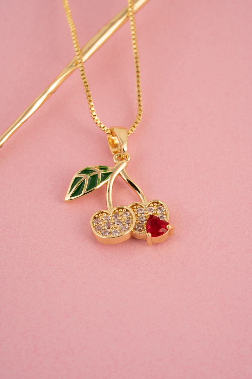 Collar Dorado con Dije de Cerezas y Cristal Rojo