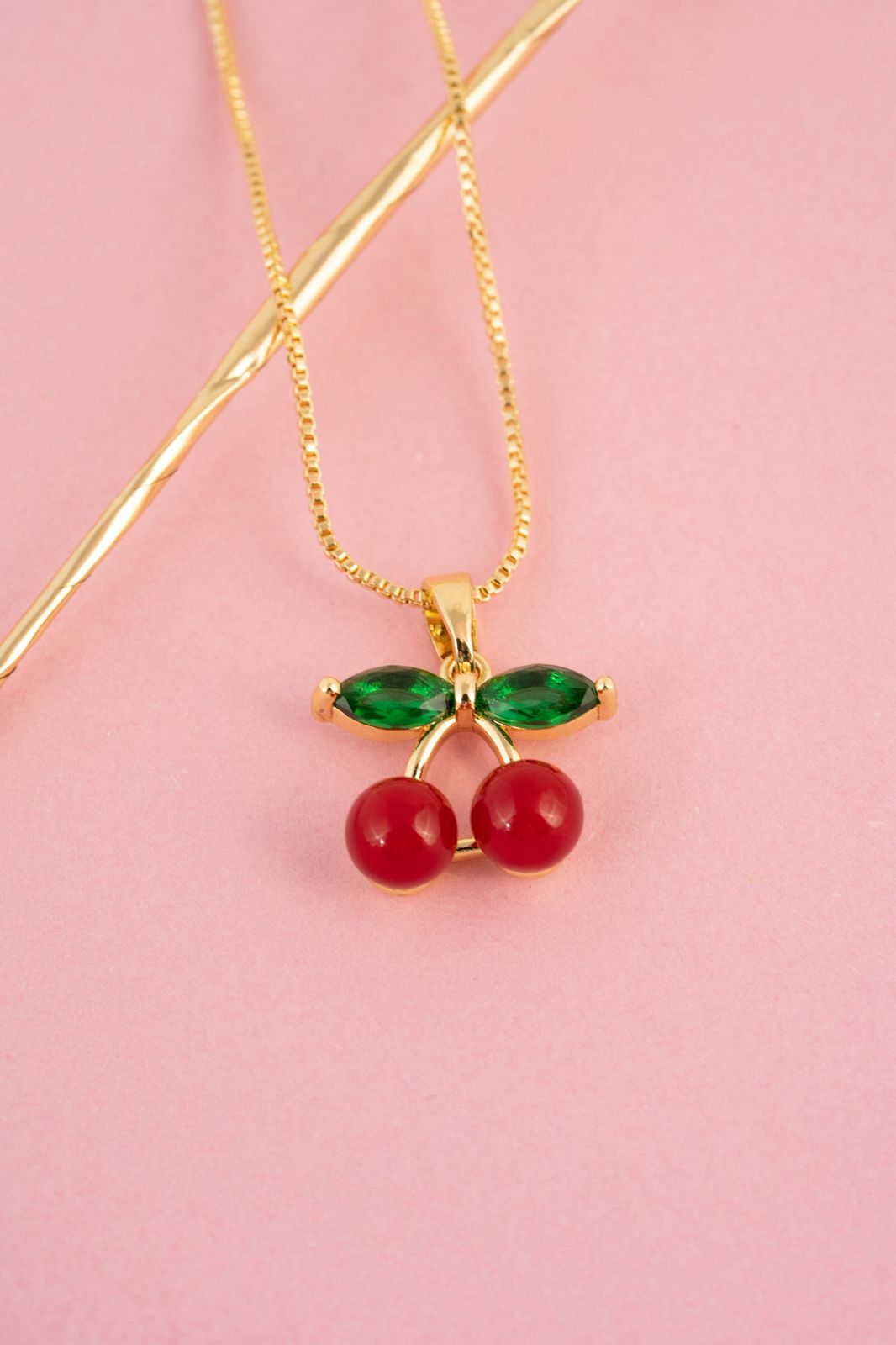 Collar Dorado con Dije de Cerezas Rojas y Cristales Verdes