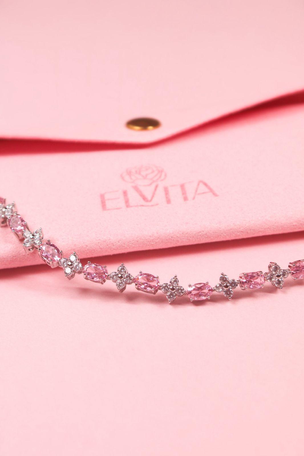Pulsera plateada con detalles rosados