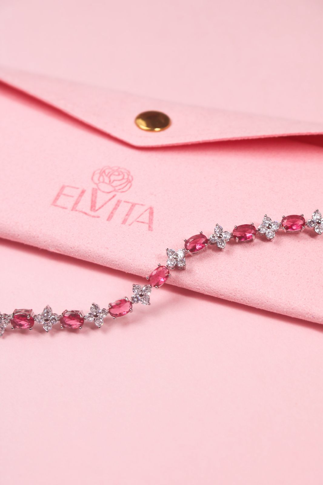 Pulsera plateada con detalles en color